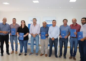 La provincia firmó convenios para obras de iluminación en accesos a pueblos de la región