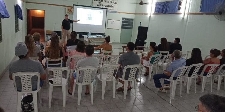 Vecinos de barrio Fasoli se capacitaron para utilizar Ojos en Alerta