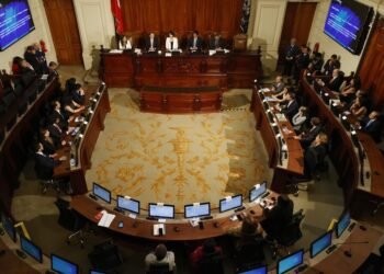 Un comité de expertos elabora el borrador de la nueva Constitución