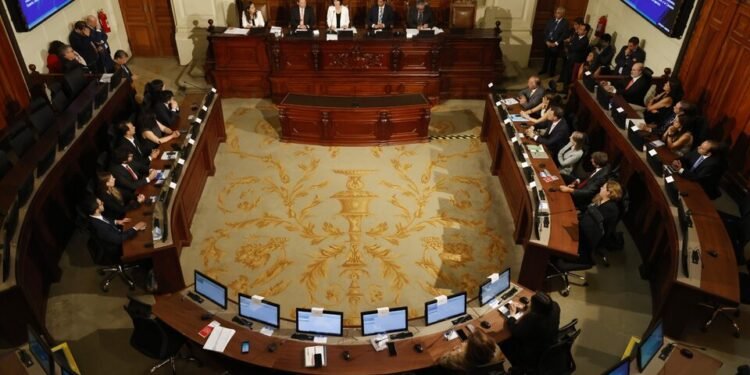 Un comité de expertos elabora el borrador de la nueva Constitución