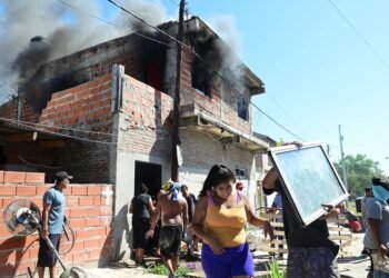 Furia, piedrazos y fuego tras la muerte de Máximo