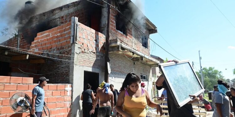 Furia, piedrazos y fuego tras la muerte de Máximo