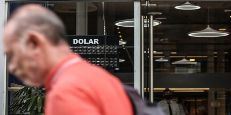 Dólar: Trepó cuatro pesos el blue