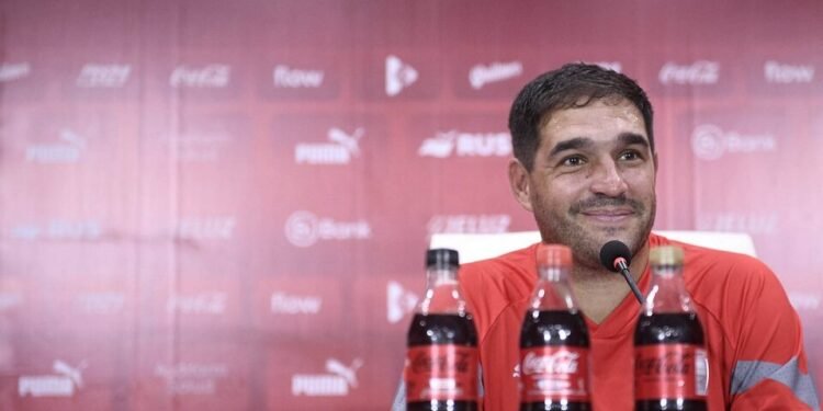 «No me voy a ir», dijo el DT Alerta roja en Independiente: Doman habló y Stillitano contestó