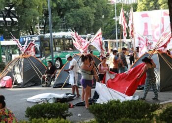 En el segundo día de acampe de la Unidad Piquetera El Gobierno confirma 85 mil bajas en el plan Potenciar Trabajo