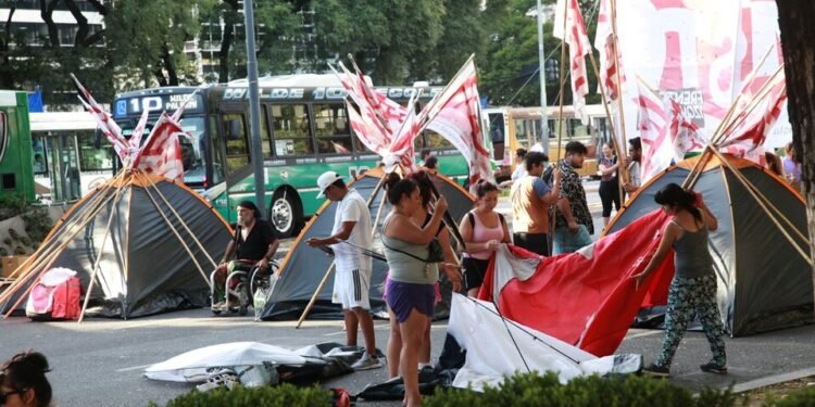 En el segundo día de acampe de la Unidad Piquetera El Gobierno confirma 85 mil bajas en el plan Potenciar Trabajo