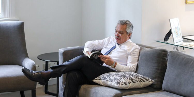 Actividades en Olivos y lo que dijo sobre su salud Alberto Fernández reconfigura su agenda por la hernia de disco lumbar