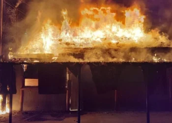 Imágenes impactantes Impresionante incendio en una cancha de Futbol 5 de Santa Fe
