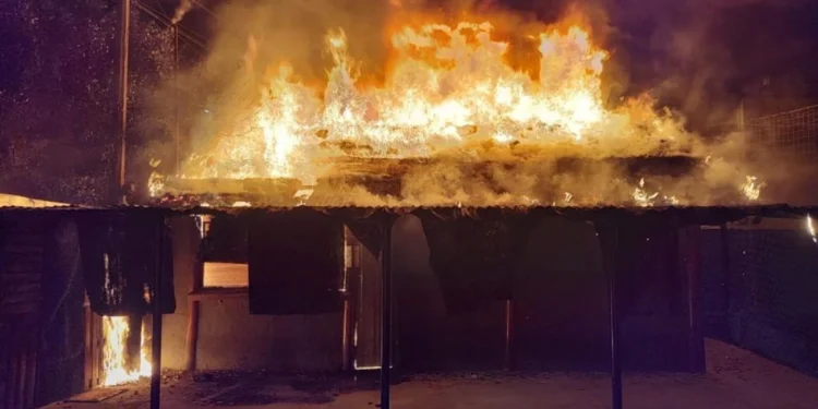 Imágenes impactantes Impresionante incendio en una cancha de Futbol 5 de Santa Fe