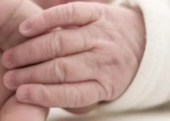 Un joven encontró a una recién nacida abandonada en la vereda