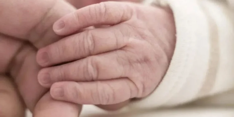 Un joven encontró a una recién nacida abandonada en la vereda