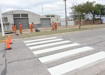 Realizan trabajos de mantenimiento en señalización vial