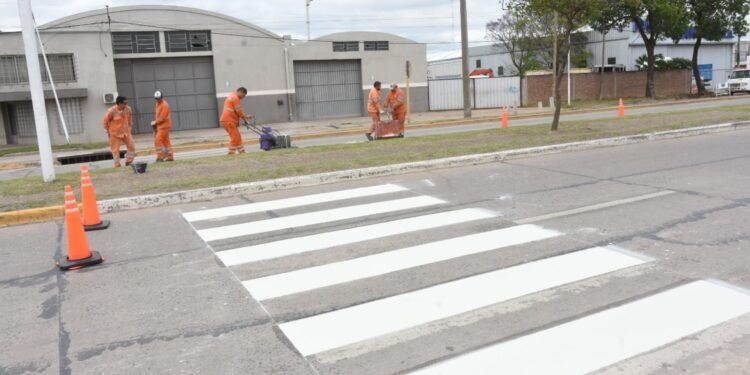 Realizan trabajos de mantenimiento en señalización vial