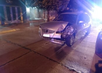 Alcohol al volante: chocó dos autos estacionados