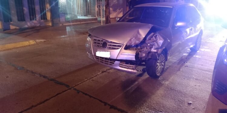 Alcohol al volante: chocó dos autos estacionados