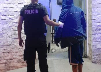 Intruso «atendido» por el dueño de casa: preso y al Hospital