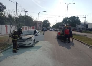 Un remise tomó fuego en la zona Oeste