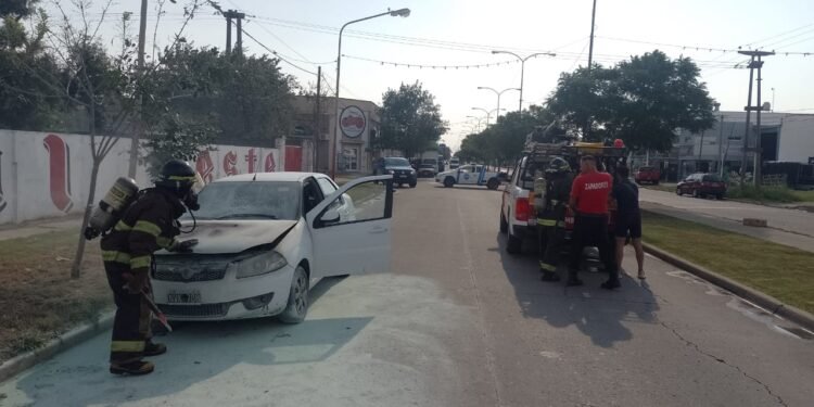 Un remise tomó fuego en la zona Oeste