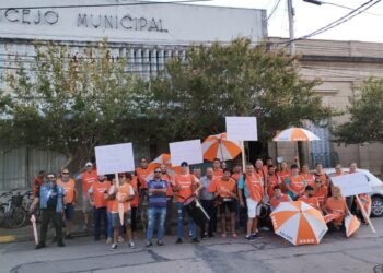Municipales se manifestaron frente al Concejo de Esperanza
