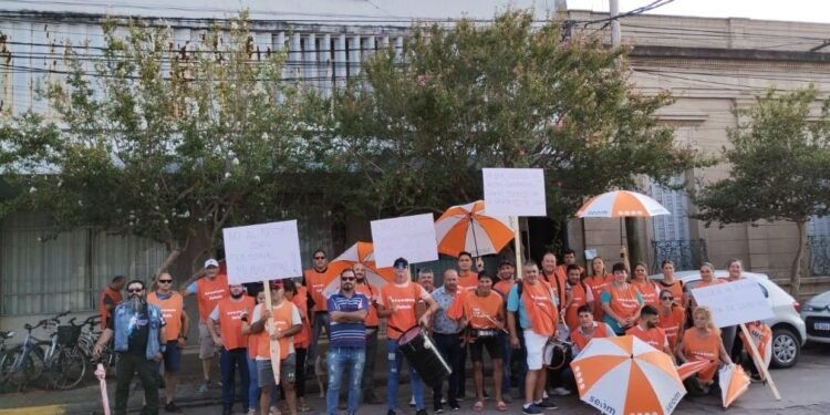 Municipales se manifestaron frente al Concejo de Esperanza