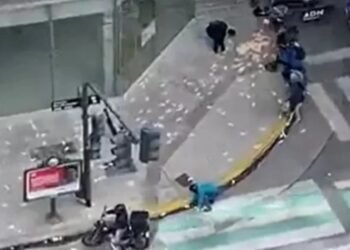 De película Intentaron robarle 7 millones de pesos, forcejeó y hubo lluvia de billetes