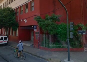 En el centro de Santa Fe Descubren a un alumno con una pistola en la escuela de comercio Domingo Silva