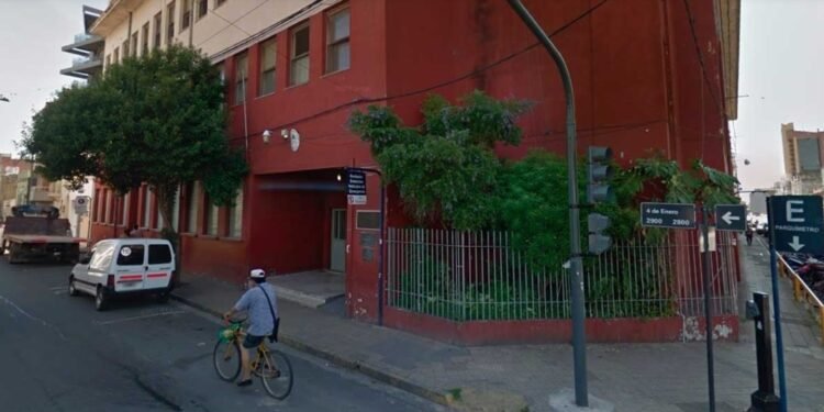 En el centro de Santa Fe Descubren a un alumno con una pistola en la escuela de comercio Domingo Silva