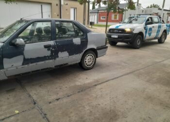 Se llevaban un auto empujándolo y lo tuvieron que abandonar