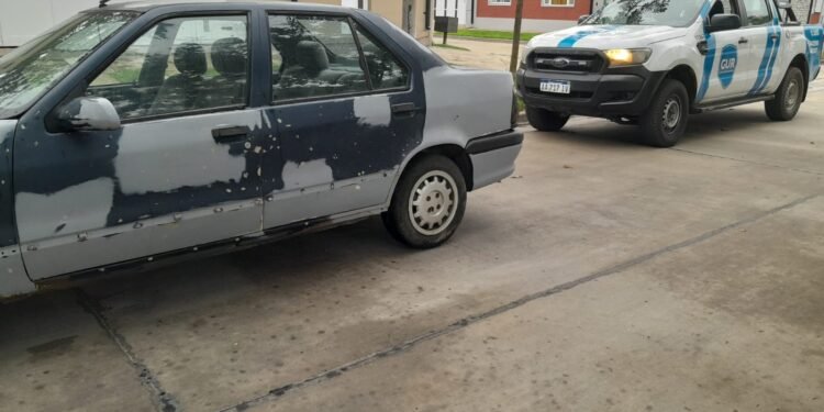 Se llevaban un auto empujándolo y lo tuvieron que abandonar