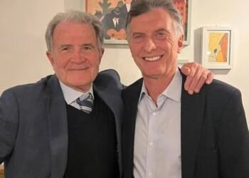 Macri estira la intriga sobre su candidatura, pero habla con fotos de alto impacto