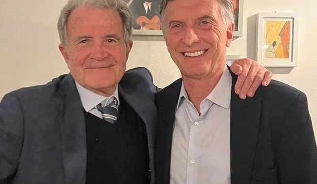 Macri estira la intriga sobre su candidatura, pero habla con fotos de alto impacto