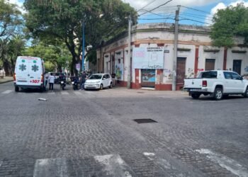 Un auto terminó en una vereda tras un choque en el centro
