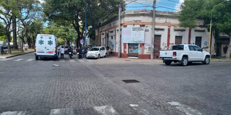 Un auto terminó en una vereda tras un choque en el centro
