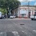 Un auto terminó en una vereda tras un choque en el centro