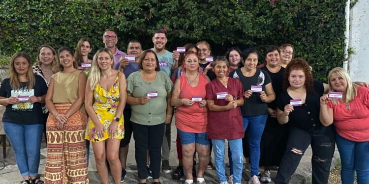 Se entregaron credenciales a personas habilitadas para el cuidado de adultos mayores