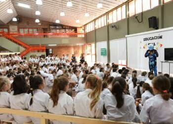“¿Quién Pierde?”: Con la llegada del TC2000, “Piloto Tango” brindó una charla en la Escuela “Bartolomé Mitre”