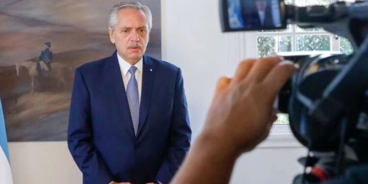 Trasladaron a Alberto Fernández al sanatorio Otamendi por un dolor lumbar agudo