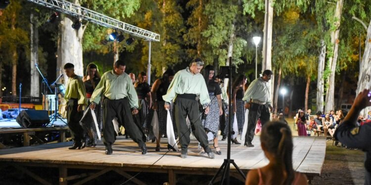 La primera noche del Festival de Folklore convocó a muchos rafaelinos