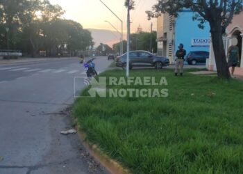 Un motociclista terminó en el hospital tras colisionar contra un automóvil