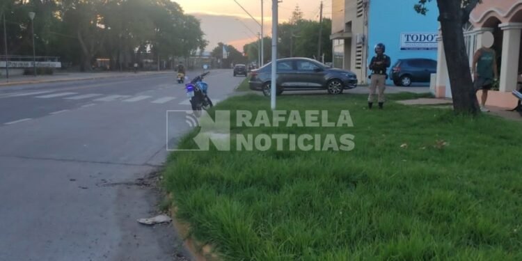 Un motociclista terminó en el hospital tras colisionar contra un automóvil