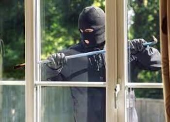 Pesos, dólares, y todo lo que encontraron: Arrasaron con una vivienda