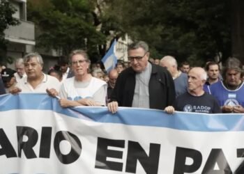 Rosario: un masivo ruego de paz que se paseó por el centro y llegó a monumento de la bandera