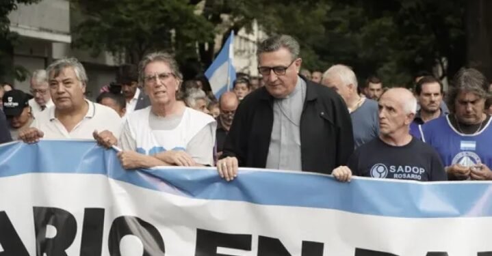 Rosario: un masivo ruego de paz que se paseó por el centro y llegó a monumento de la bandera