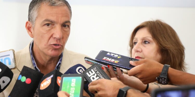 Paritarias: la provincia mejoró el ofrecimiento de incremento salarial a los gremios docentes y de la administración central