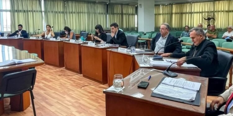 La oposición volvió a cargar por las condiciones de trabajo de los empleados municipales