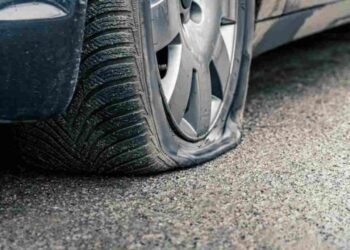 Le pincharon las 4 ruedas del auto en la cochera