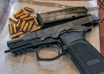 Cayó un penitenciario armado que pasó un semáforo en rojo con una menor y amenazó a dos policías