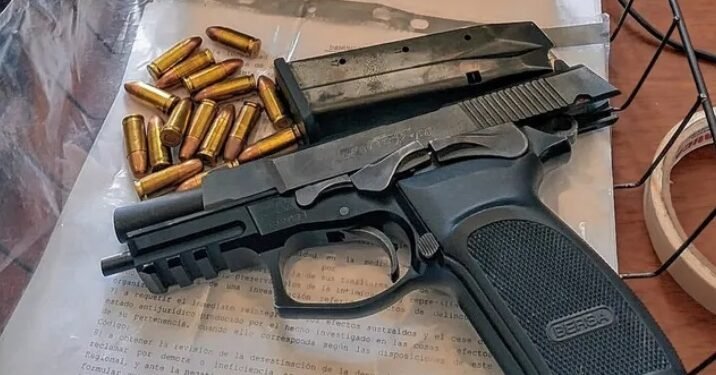 Cayó un penitenciario armado que pasó un semáforo en rojo con una menor y amenazó a dos policías