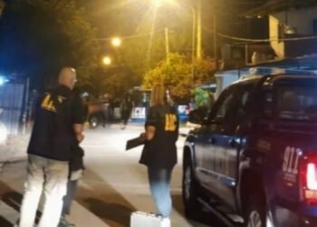 Un policía de franco se enfrentó a tiros con ladrones y recuperó una moto robada