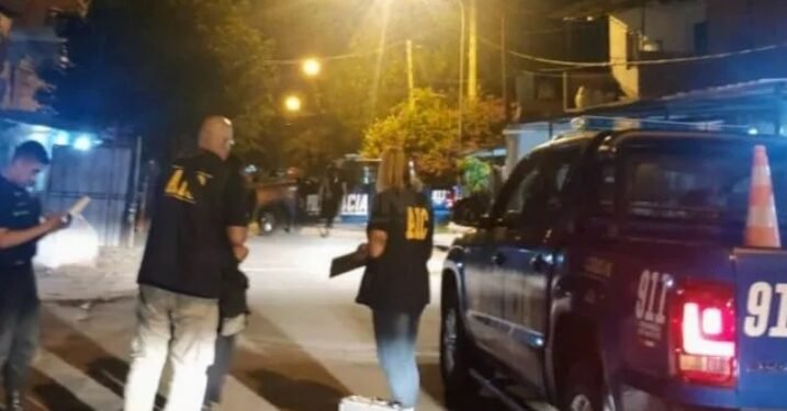 Un policía de franco se enfrentó a tiros con ladrones y recuperó una moto robada